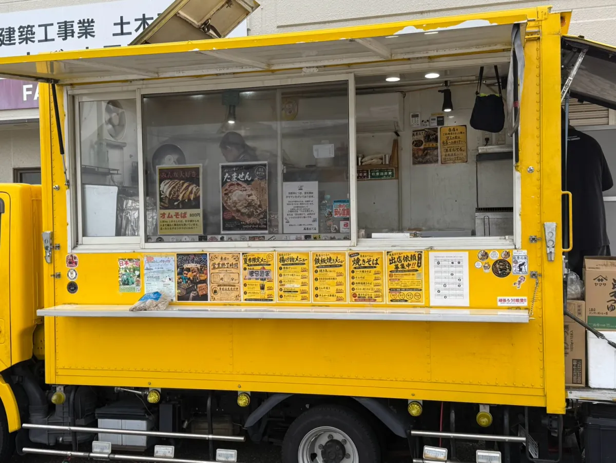 会社の前に停まったキッチンカー