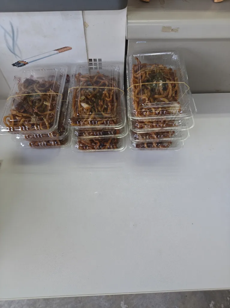 パックに入った焼きそば